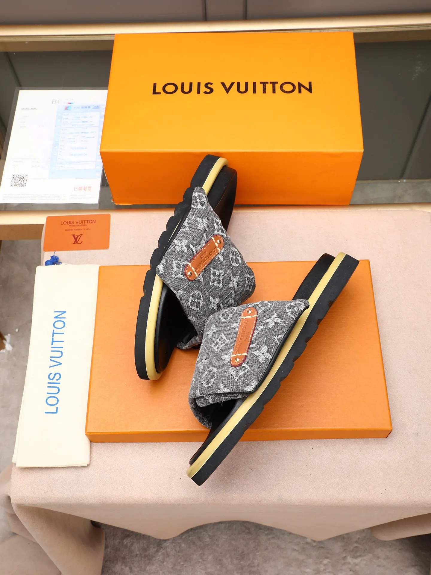 PP360 [LOUIS VUITTON] Louis Vuitton, LV printing, men's and women's slippers are on the market. The drawer box packaging comes with a cloth bag and a card. The upper pattern looks very soft and waxy, and it is a super versatile leg slimming tool. Fabric: imported denim/canvas/old fabric, LV hardware LOGO, official website pattern printing, comfortable to wear, feet: high-elastic PU water table. Sole: foam sole, heel height: about 5cm. Code number: 35-46, 35, 45, 46 are custom-made and non-returnable. Color: multiple colors and styles available.